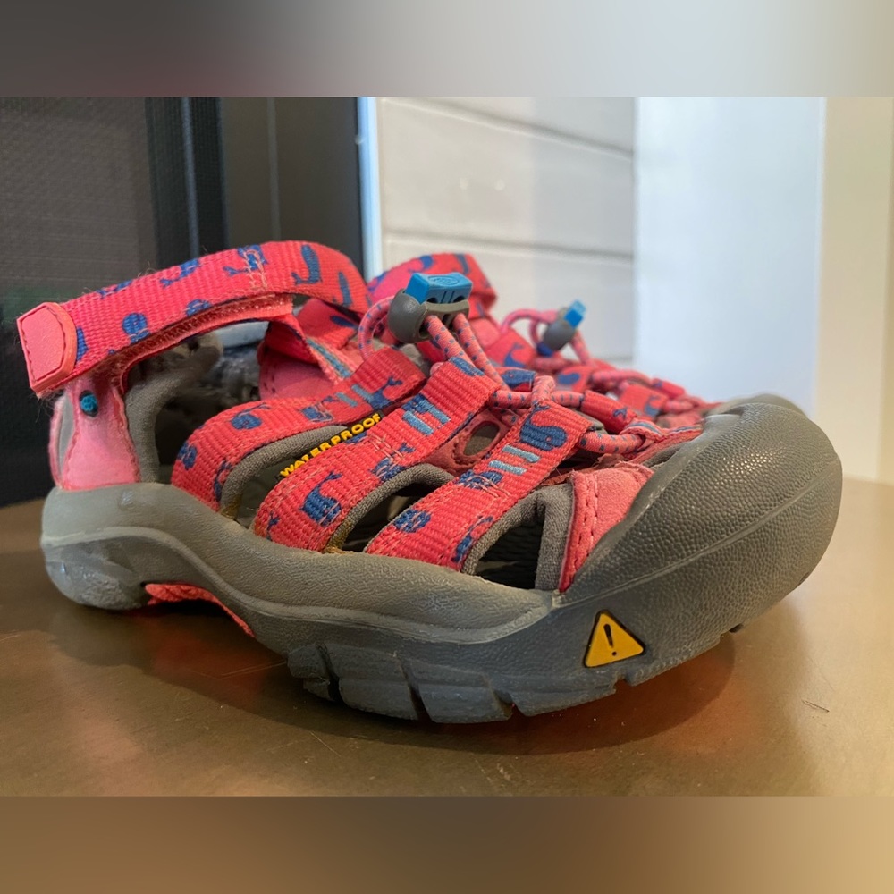 Keen Kids Newport H2 Sandals : Camellia Rose/Swedish Blue Whales Size 11